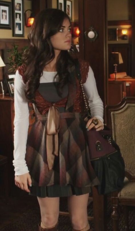 Aria Montgomery | 1X05 Reality Bites Me 2010 Outfits, Aria Montgomery Style, Pretty Little Liars Aria, Pretty Little Liars Outfits, Pll Outfits, Pretty Little Liars Fashion, Pll Fashion, Aria Montgomery, Tv Show Outfits