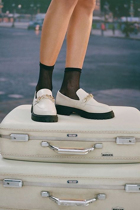 White Loafers Outfit Women, White Loafers Outfit, Loafers Outfit Women, Fall Photo Outfits, Simple Winter Outfits, White Loafers, Loafers Outfit, Shoes Unique, Fall Trends Outfits