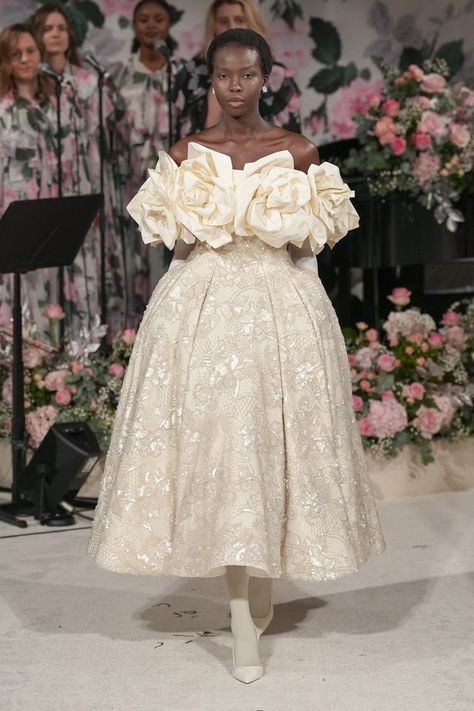 Richard Quinn Fall 2024 Ready-to-Wear Fashion Show | Vogue Contemporary Wedding Dress, Contemporary Bridal, Richard Quinn, Gala Fashion, Fashion Design Patterns, Contemporary Wedding, Fantasy Gowns, Cocktail Attire, Handmade Dresses