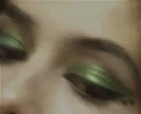 #makeup #aesthetic #green #cool Green Lipstick Aesthetic, Lime Eyeshadow, Green Makeup Aesthetic, Poison Ivy Aesthetic, Green Hair Aesthetic, Hex Girls, Green Lipstick, 90s Glam, Aesthetic 2000s