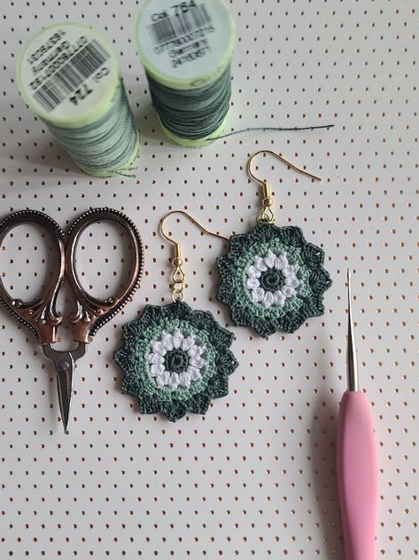 SweetStitchDesignsUS - Etsy Guatemala Crochet Mandala Earrings, Embroidery Floss Crochet Earrings, Diy Holiday Earrings, Holiday Earrings Diy, Micro Crochet Earrings, Winter Holiday Outfits, Earrings Crochet, Mandala Earrings, Boho Crafts Diy