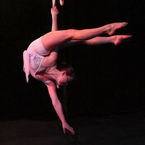 Empyrean Aerialists on straps at Le Cirque Center. Aerial Straps, Trapeze Circus, Partner Acrobatics, Silk Dancing, Circus Aesthetic, Circus Train, Aerial Hammock, Aerial Fitness, Aerial Acrobatics