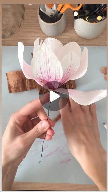 How To Do A Flower With Paper, Template For Paper Flowers, Flower Making Ideas, Paper Mistletoe, How To Make Realistic Paper Flowers, Paper Magnolia, Magnolia Template, Crape Paper Easy Flowers, Crepe Flowers Diy