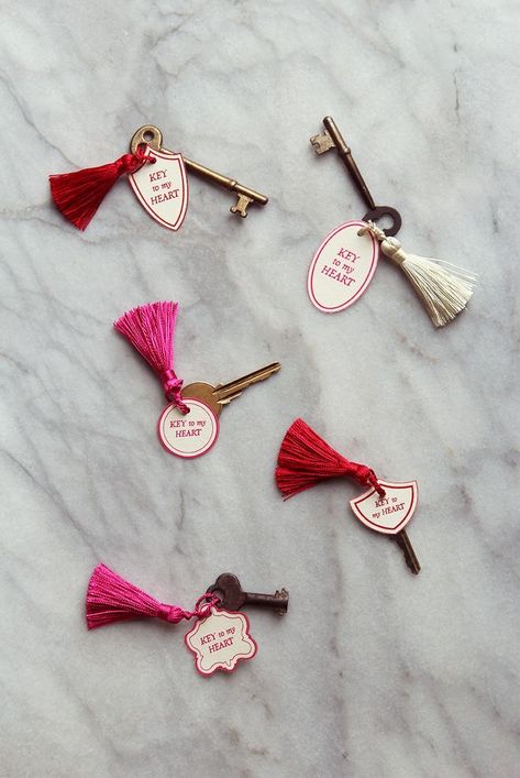 Valentine Package Ideas, Valentines Bricolage, Menue Design, Diy Key, Camille Styles, Heart Diy, Diy Valentine, My Funny Valentine, Cute Diy