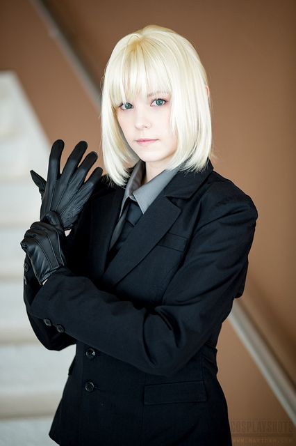 Saber (Fate/Stay Night) Cosplay Poses With Gloves Reference, Fate Zero Saber, Saber Cosplay, Outfits With Gloves, Saber Fate, Women In Tie, Woman In Suit, Sci Fi Fashion, Black Leather Gloves