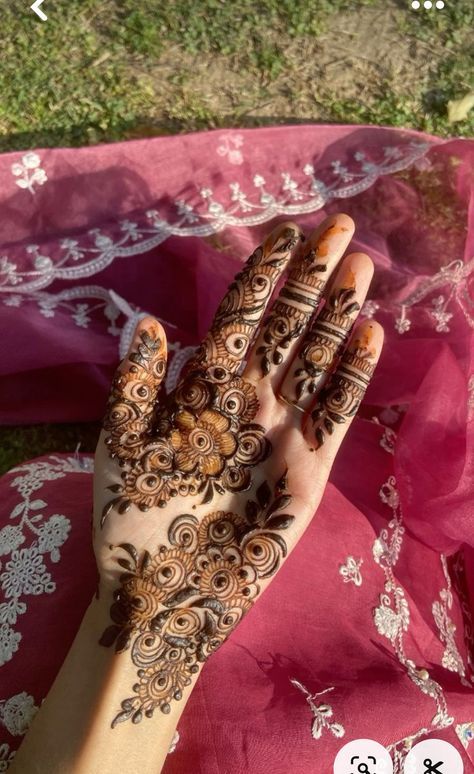 Simple Inner Hand Mehndi Designs, Simple Henna Inside Hand, Mehandi Designs Inside Hand, Front Hand Mehendi Aesthetics, Henna Mehndi Design, Inside Henna Design, Mehendi Designs For Hands Inside, Inside Mehndi Designs, Plam Mehandi Designs Simple