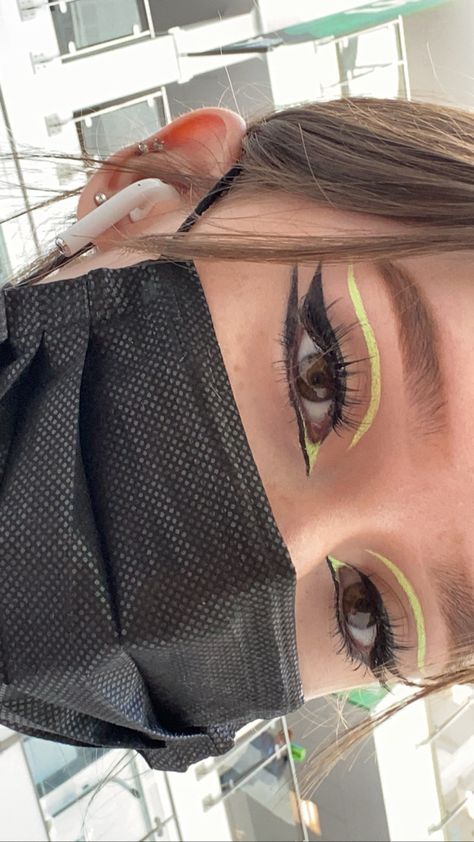 Rock Makeup, Eyeliner For Hooded Eyes, Yellow Makeup, Bold Eye Makeup, Day Makeup Looks, Cute Eye Makeup, Dramatic Eye Makeup, Rave Makeup, Graphic Eyeliner