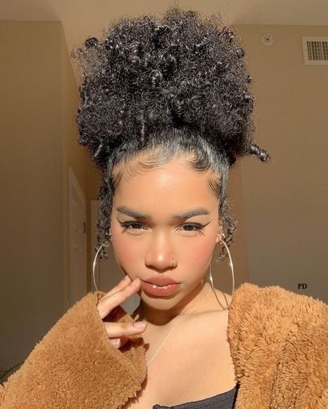 Half Up Curly Hair, Woman With Curly Hair, Makeup Tip, Baddie Outfit, Cute Curly Hairstyles, Pelo Afro, Natural Hair Styles Easy, Baddie Hairstyles, Afro Hairstyles