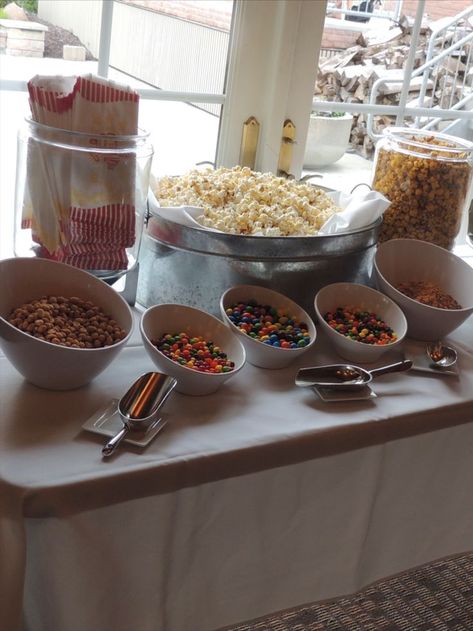 Popcorn Bar Toppings, Popcorn Bar Party, Popcorn Buffet, Wedding Snack, Paper Popcorn, Popcorn Wedding, Movie Night Birthday, Night Birthday Party, Movie Night Birthday Party