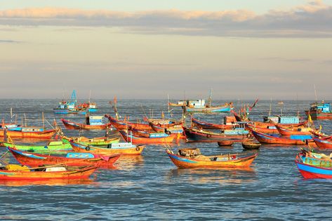 Fishing The Boat Nha Trang - Free photo on Pixabay Boat Paint, Vietnam Voyage, Coastal Life, Fishing Life, Pier Fishing, Hoi An, Calm Water, Kayak Fishing, Fishing Equipment