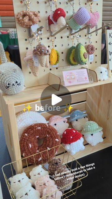 Craft Fair Crochet Display, Craft Fair Displays Crochet, Crochet Stand Ideas, Crochet Market Set Up, Craft Sale Display Ideas, Crochet Market Display, Crochet Vendor Display, Art Festival Booth Display, Crochet Craft Fair