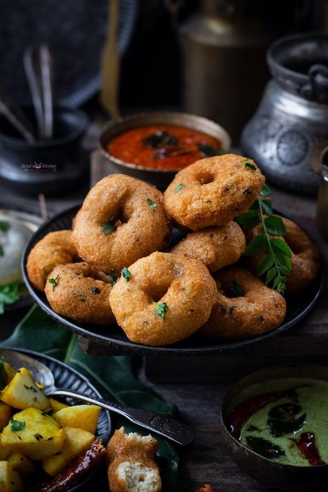 Medu Vada Recipe, Indian Breakfast Recipes, Medu Vada, Indian Vegetarian Dishes, South Indian Breakfast Recipes, Indian Food Photography, Vada Recipe, Indian Breakfast, South Indian Food