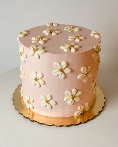 Simple Daisy Cake Design, Pink Birthday Cake Flowers, Daisy Boho Cake, Simple Cake Flowers, Easy Piped Flowers On Cake, Daisy Cakes Ideas, Daisy Flower Cake Birthday, Daisy Birthday Cake Ideas, Pink Flower Cake Birthday