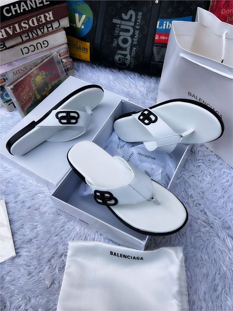 Palm Footwear For Men, Male Palm Slippers Design, Luxury Formal Men's Slippers, Mens Luxury Slippers, Men Leather Sandals Fashion, Luxury Men's Flat-heel Slippers, Luxury Men's Slip-on Slippers, Leather Slippers For Men, Pretty Sandals