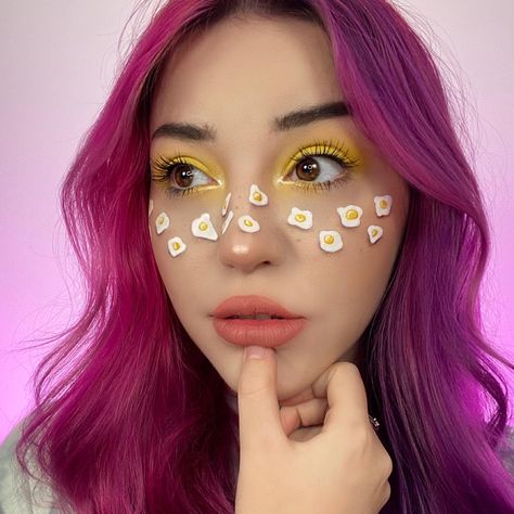 Detailed creative egg freckle makeup, 3D freckles Creative Easter Makeup Looks, Egg On Face, Easter Graphic Eyeliner, Makeup Inspired By Fruits, Icy Makeup, Emoji Makeup, Egg Makeup, Friday Makeup, Easter Makeup