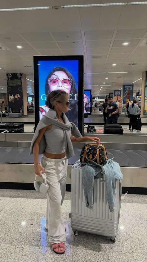 #outfits #outfitsideas #outfitsfashion #outfitsdesign Airport Outfit Comfy Summer, Outfit For Short Girl, Classy Airport Outfit, Airport Style Summer, Aeroplane Outfit, Flight Outfit Airport Style, Airport Outfit Comfy, Chic Airport Outfit, Cute Airport Outfit