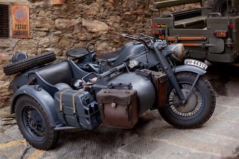 Motorcycle With Sidecar, Ural Motorcycle, Military Motorcycle, Motos Harley, Motorcycle Sidecar, Old Bikes, Cool Motorcycles, Moto Guzzi, Classic Bikes