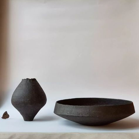 Black Clay Pottery, The Black Butterfly, Earthy Ceramics, Black Pottery, Ancient Pottery, Clay Bowl, Ceramic Techniques, White Pottery, New Works