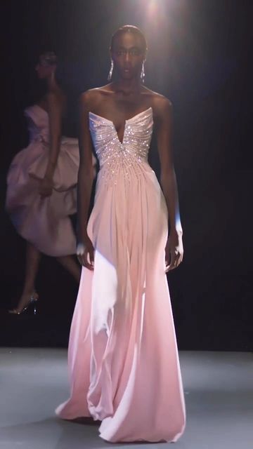 Haute Couture Gowns Wedding, Pink Dress Runway, Zuhair Murad 2022, 90s Haute Couture, Pink Haute Couture, Mexico Clothes, Light Pink Gown, Evening Clothes, Lux Dress