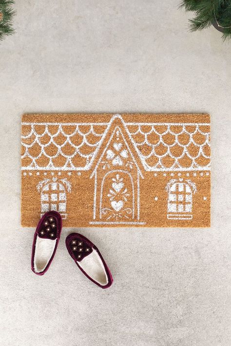 Anthropologie Inspired DIY Gingerbread House Doormat Doormat Craft, Cali Christmas, Gingerbread House Decor, House Decor Christmas, Diy Gingerbread House, Ginger Bread House Diy, Diy Gingerbread, Gingerbread House Designs, Decorations Bedroom