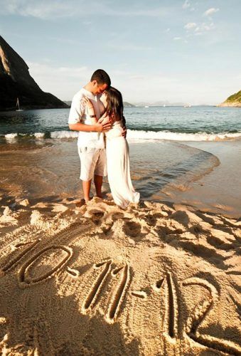 Super Save The Date Photo Ideas ★ See more: https://www.weddingforward.com/save-the-date-photo-ideas/5 Beach Wedding Pics, Save The Date Pictures, Wedding Fotos, Pre Wedding Shoot Ideas, Pre Wedding Photoshoot Outdoor, Pre Wedding Poses, Wedding Picture Poses, Shotting Photo, Beach Wedding Photography