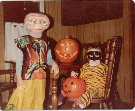 Ben Cooper E.T. Halloween Costume #GenerationX Gen X Et Halloween Costume, Old Halloween Photos, Vintage Halloween Photos, Vintage Halloween Images, Vintage Halloween Costume, Halloween Ii, Halloween Images, Spooky Scary, Halloween Photos