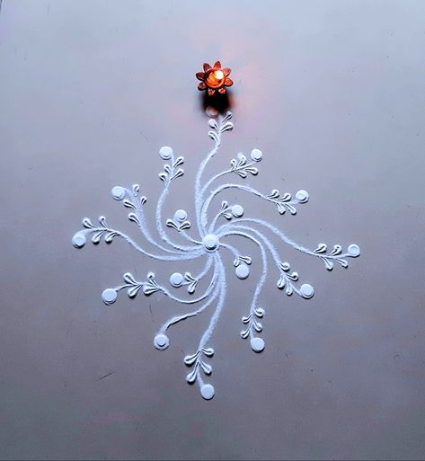 Minimal Rangoli Designs Diwali, Swastik Design, Swastik Rangoli, White Rangoli, Very Easy Rangoli Designs, Rangoli Designs Photos, Rangoli Designs Simple Diwali, Rangoli Simple, Rangoli Side Designs