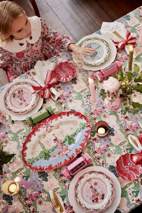 Christmas Table Settings 2024, Whimsical Christmas Tablescapes, Retro Christmas Tablescapes, Christmas Serving Table, Pink And Red Christmas Decor, Cath Kidston Christmas, Deco Pastel, Kitschy Christmas, Wrapped Gifts