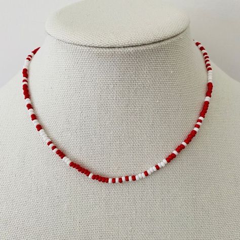 Red Seed Bead Jewelry, Diy Red Jewelry, White And Red Bracelets, Tiny Beads Necklace, Necklace Bead Patterns, Red Black And White Beaded Necklace, Red And White Beaded Necklace, Tiny Beaded Necklaces, Ideas For Beaded Necklaces