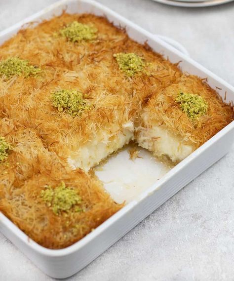 Essen, Knafeh Recipe, Kunafa Recipe, Egyptian Desserts, Arabic Sweets Recipes, Lebanese Desserts, Ramadan Desserts, Arabic Desserts, حلويات عربية