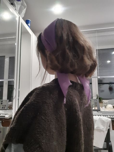 Scarf Headband Short Hair, Hairstyle With Handkerchief, Hair Handkerchief Style, Hair Wrap Scarf Short Hair, Hair Scarf Aesthetic, Handkerchief Hairstyles, Handkerchief Outfit, Layla Aesthetic, Handkerchief Hair