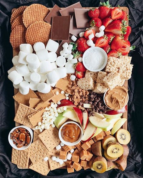 Yummy Easy Dinners To Make, Sweet Sixteen Snacks, Bring Your Own Board Party, Smores Charcuterie, Smores Charcuterie Board, Bring Your Own Board, S'mores Tray, Charcuterie Party, Charcuterie Ideas