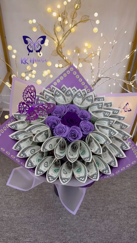 💐Money Flowers and beyond since 2019 | Here’s 10 bills Money Bouquet tutorial! #kkhouse #moneybouquet #moneybouquetbykkhouse #tutorial #diy #mothersday #birthday #howto | Instagram Dollar Bouquet Diy, Birthday Money Bouquet Ideas, Purple Money Bouquet, Money Birthday Gift Ideas, Diy Money Bouquet Ideas, Currency Bouquet, Flower Bouquet With Money, Money Bouquet Birthday, Bouquet Of Flowers Money