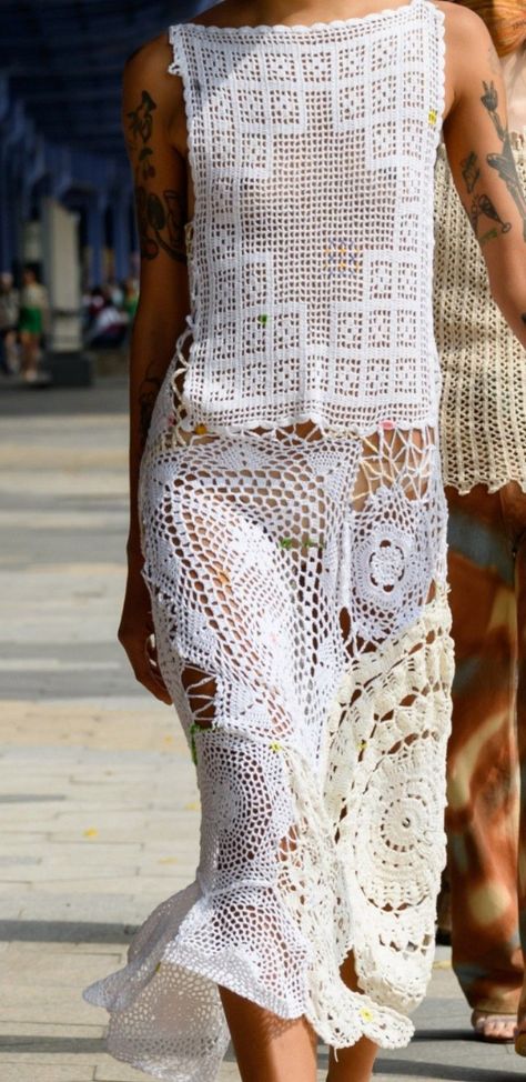 In this video I will show you some crochet maxi outfit designs to make. These are so easy and fast to make, great for beginners, but also so stylish and fashionable! Crochet Doily Dress, Crochet Patchwork Dress, Filet Crochet Dress, Crochet Street Style, Crochet Runway, Runway Crochet, Lace Patchwork Dress, Crocheting Patterns, Boho Styl