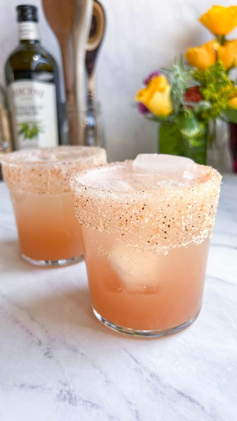 White Tea Paloma Mocktail with Salted Grapefruit Rim - Liz Moody Smoothie Formula, Cool Lime, Paloma Recipe, Mojito Mocktail, Grapefruit Soda, Milk Shakes, Grapefruit Juice, Mocktail Recipe, Large Jar