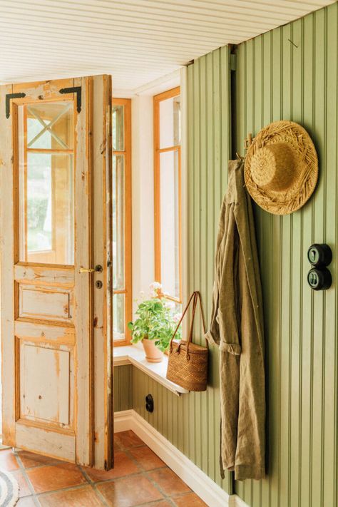 Swedish Cottage Interior Nordic Style, Swedish Cottage Interior, Swedish Bathroom, Swedish Home Decor, Swedish Country House, Swedish Houses, Countryside Kitchen, Swedish Farmhouse, Swedish Home