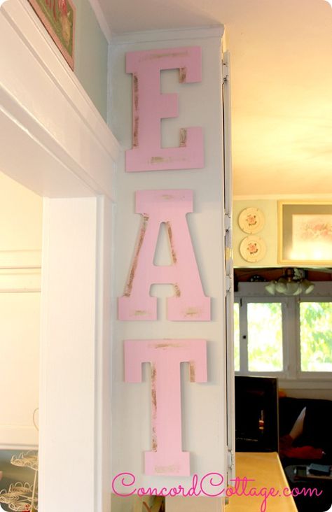 DIY Home Decor | Looking for wall decor ideas for your kitchen? These painted EAT wall letters make a statement and are cheap and simple to DIY! Baños Shabby Chic, Cocina Shabby Chic, Muebles Shabby Chic, Boho Apartment, Chic Kitchen Decor, Shabby Chic Kitchen Decor, Wall Letters, Style Shabby Chic, Shabby Chic Bathroom