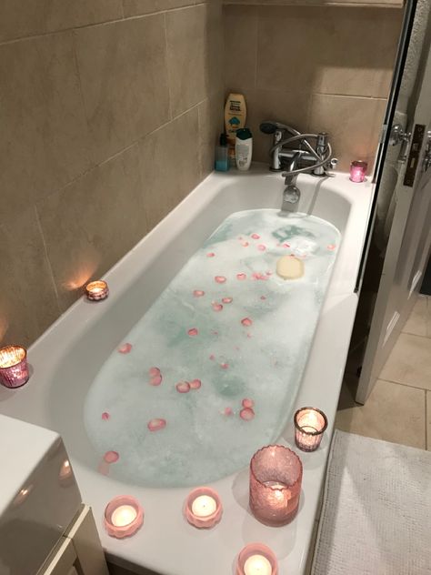 Huge Bathtub, Candles Cozy, Bathtub Aesthetic, Nyc Rooms, Romantic Bath, Rose Petal Bath, Aesthetic Bath, Bath Aesthetic, Beds For Small Spaces