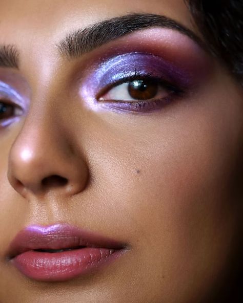 The Best Glitter Eyeshadow To Try For A Bold, Trendy Holiday Makeup Look Holiday Party Looks, Iridescent Eyeshadow, Lovely Makeup, Nose Makeup, Africa People, Glitter Shadow, Liquid Glitter Eyeshadow, Holiday Makeup Looks, Sigma Beauty