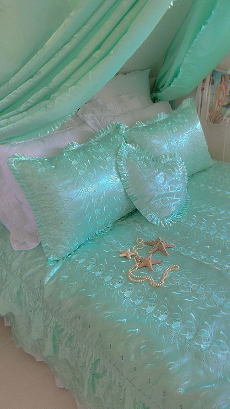 Mermaidcore, vintage interior, home decore, bedroom idea, bedding ideas, vintage bedding, mermaidcore interior, seaside interior, summer interior Seaside Interior, Mermaid Bedding, Summer Interior, Mermaid Bedroom, Ocean Room, Vintage Bedding, Mermaid Room, Beach Room, Mermaid Aesthetic