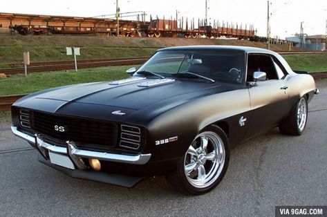 Everyone might remember the 1964 Ford Mustang as the king muscle cars. This to me is the king, the 1967 Camaro ss. Pony Car, Chevrolet Camaro 1969, Mobil Mustang, E90 Bmw, 1969 Chevy Camaro, Chevrolet Camaro Ss, Chevelle Ss, Sweet Cars, Us Cars