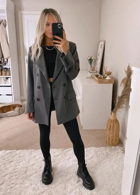 25 Casual Black Leggings Outfits For Low-Key Looks Black Leggings Outfits, Chic Blazer Outfit, Grey Blazer Outfit, Boots Outfit Ideas, Black Boots Outfit, Black Leggings Outfit, Leggings Outfits, Blazer Outfits For Women, Chic Blazer