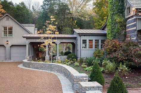 Charming historic farmhouse in Tennessee with a peaceful forest backdrop Covered Walkways, Getaway House, Transitional Farmhouse, Covered Walkway, Ranch Exterior, Forest Backdrops, Porte Cochere, Yard Project, Farmhouse Exterior