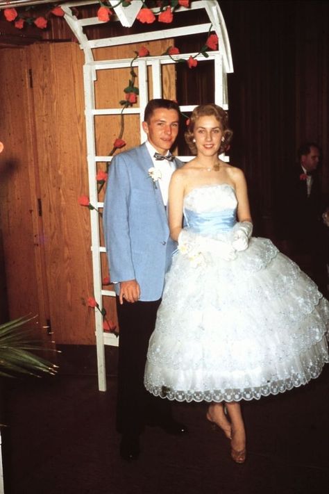 46 Lovely Portrait Photos of Couples From the 1950s 1950s Prom, 1950s Prom Dress, Colorful Gown, 50s Prom, Intimate Photos, Vintage Prom, Vintage Everyday, Prom Photos, Prom Pictures