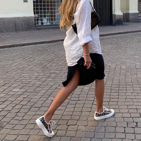 MATILDA DJERF on Instagram: “🌙🌙” Dior Sneakers Outfit, Soiree Outfit, Sneaker Outfits Women, Dior Sneakers, Mama Style, Fashion Revolution, Todays Outfit, Sneakers Outfit, Street Style Looks