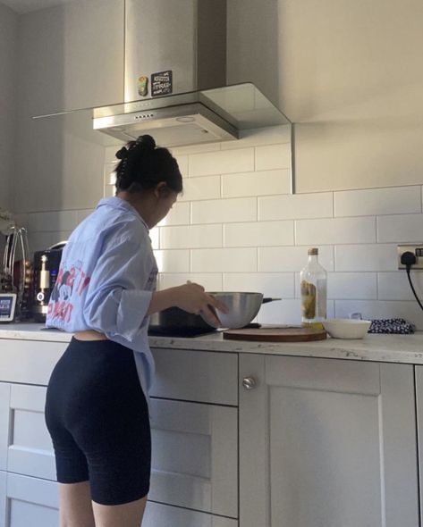 Cooking In Apartment Aesthetic, Women Chef Aesthetic, Wife Cooking Aesthetic, Cooking Mom Aesthetic, Women Cooking Aesthetic, Line Cook Aesthetic, Personal Chef Aesthetic, Chef Aesthetic Girl, Woman Cooking Aesthetic