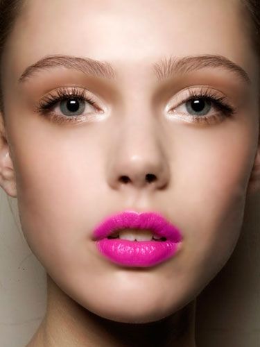 Makeup Runway, Fuchsia Lipstick, Bright Pink Lips, Frida Gustavsson, Hot Pink Lips, Bright Lips, Smink Inspiration, Beauty Make-up, Makijaż Smokey Eye