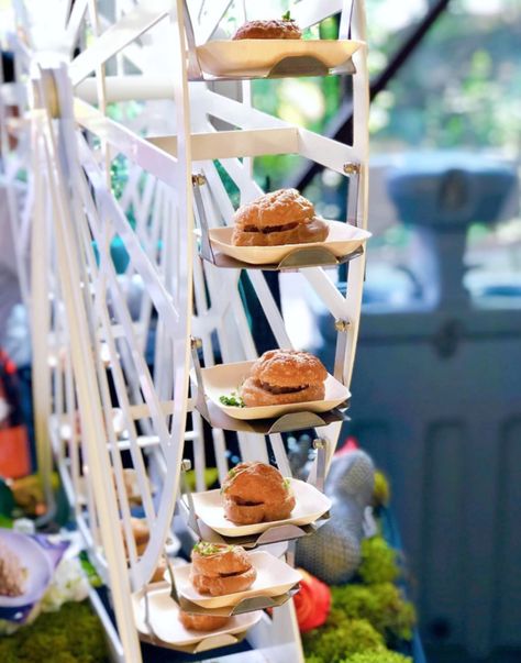 Hamburger on Ferris wheel Creative Food Presentation Ideas, Food Presentation Ideas, Buffet Presentation, Catering Food Displays, Food Innovation, Elegant Food, Catering Display, Party Food Buffet, Presentation Ideas