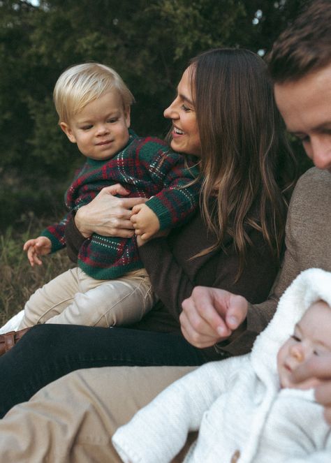 Holiday Family Photoshoot Outfit Ideas - Tips For Unique Christmas Photos — Dallas Family Photographer | Lauren Peterson Photography Outdoor Xmas Family Photos, Easy Christmas Family Pictures, Winter Christmas Family Photos, Ralph Lauren Family Photos, Family Of 3 Holiday Photos, Outdoor Holiday Photoshoot Outfit, Casual Christmas Photos, Black Family Outfits For Pictures, Winter Woods Family Photoshoot