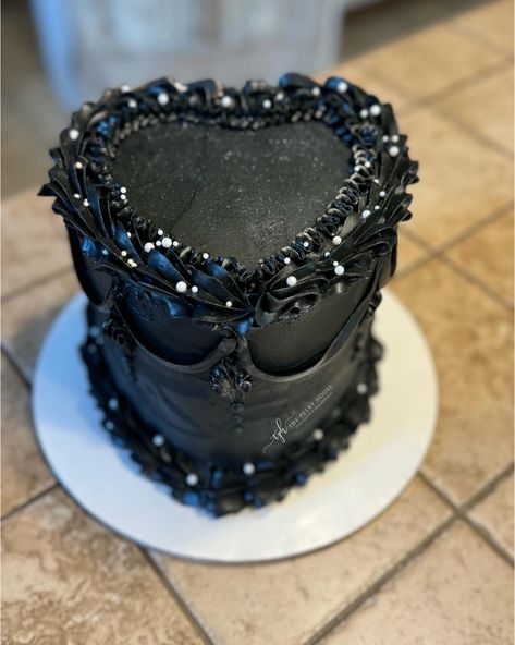 Vintage style cake in black with white pearls and black edible glitter. #vintage #cakedesign #cake #cakesofinstagram #buttercreamcake #thepeeryhouse #hospitalityisourheritage #black #pearls #edibleglitter Vintage Style Cake, Pearl Wedding Cake, Wedding Cake Pearls, Black Pearls, Wedding 2025, Edible Glitter, Pearl Wedding, Buttercream Cake, Baby Cake